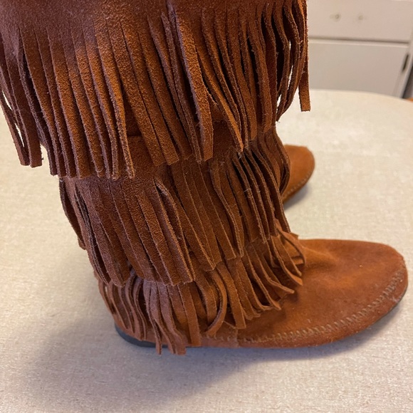 Minnetonka 3 layer fringe boots - Picture 5 of 7